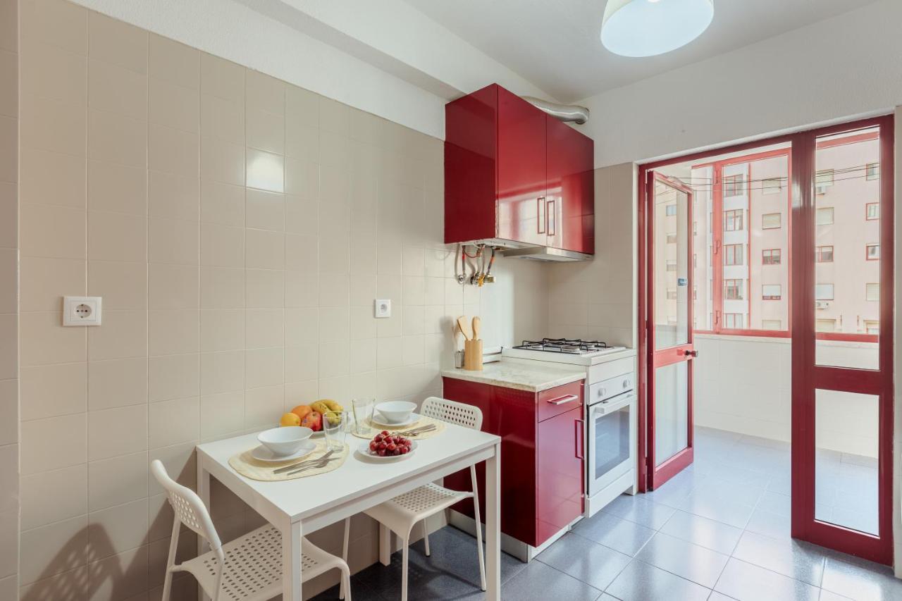 Elegant 3 Bedroom Apt - City Centre - Garage - Metro Lissabon Buitenkant foto